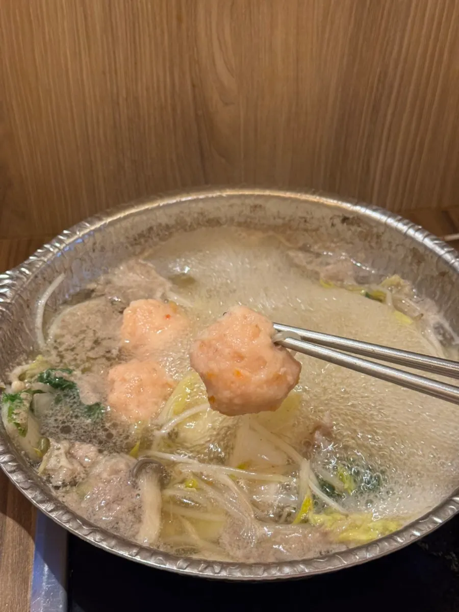 Carne cocinándose en la olla de shabu-shabu