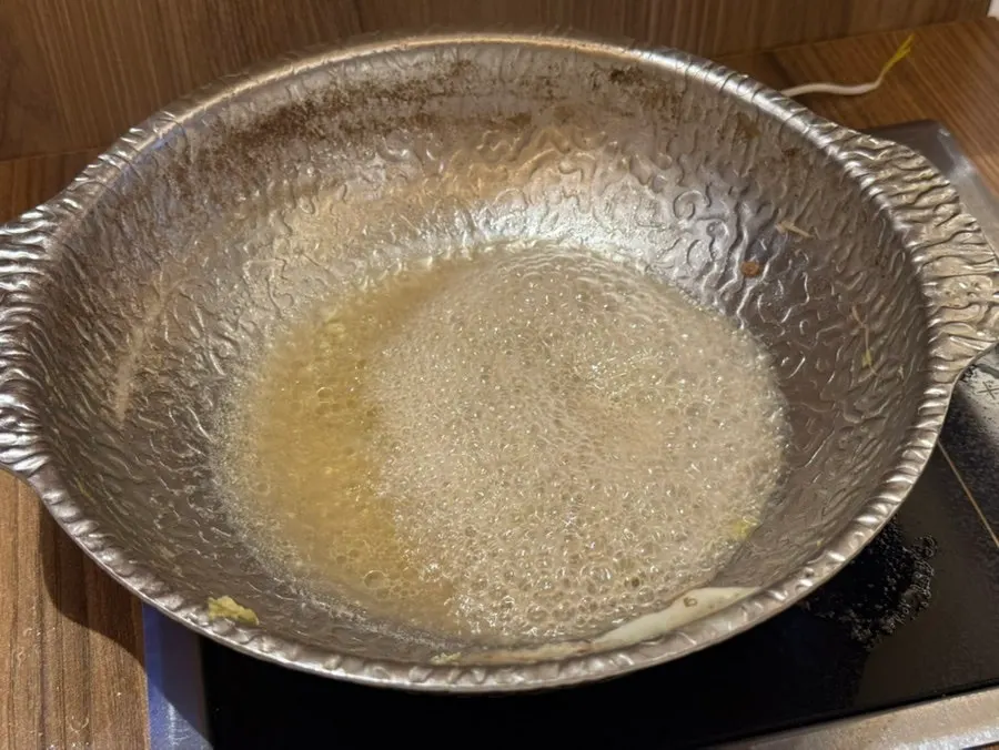 Mesa con dos ollas individuales de shabu-shabu