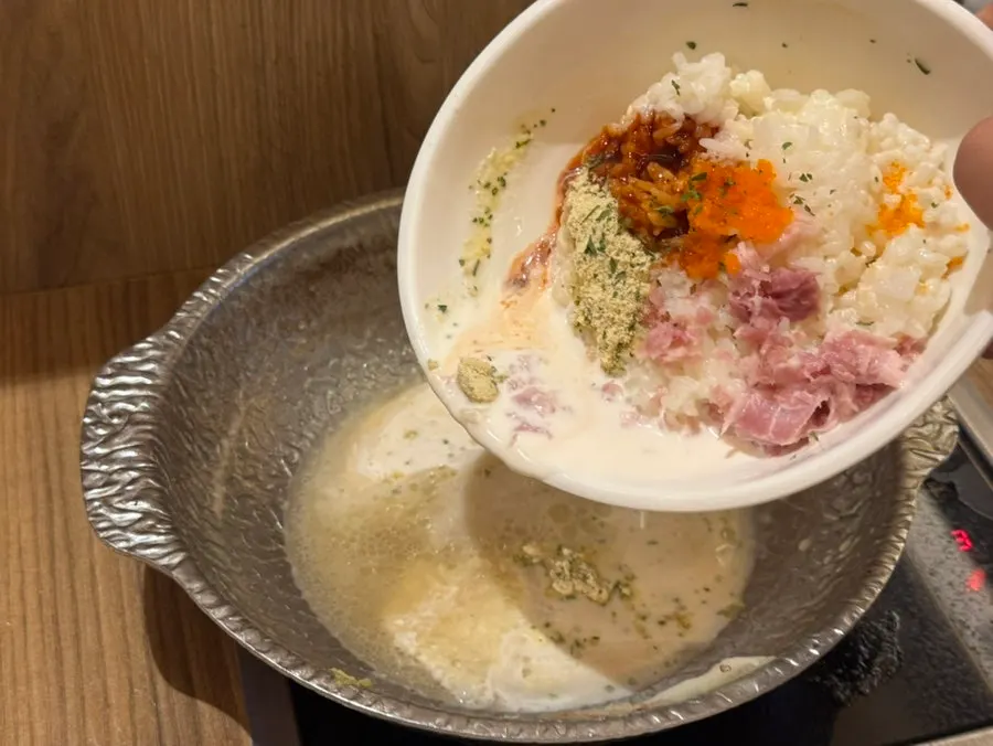 Verduras ya reducidas dentro de la olla de shabu
