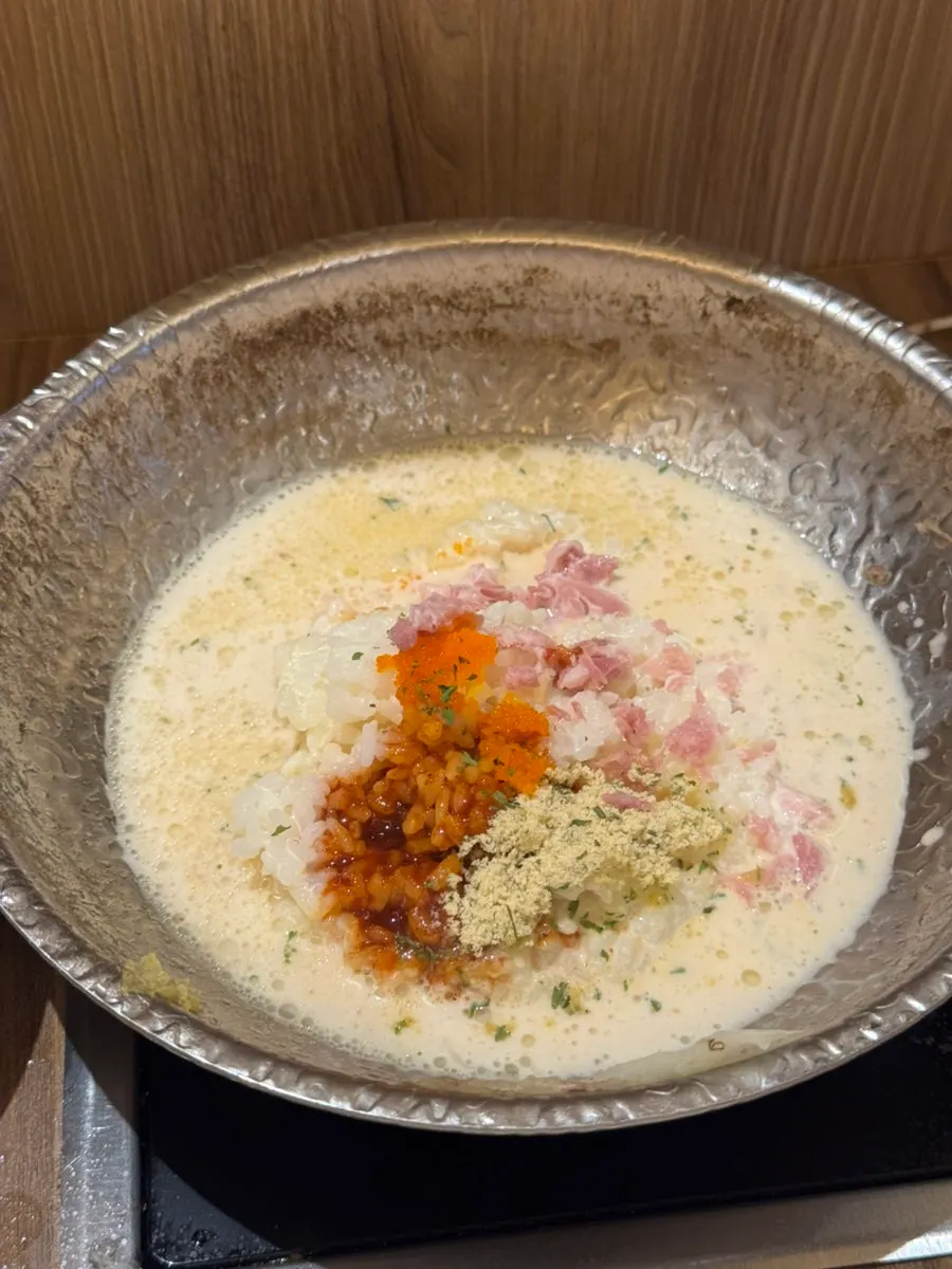 Preparación del risotto cremoso de buldak