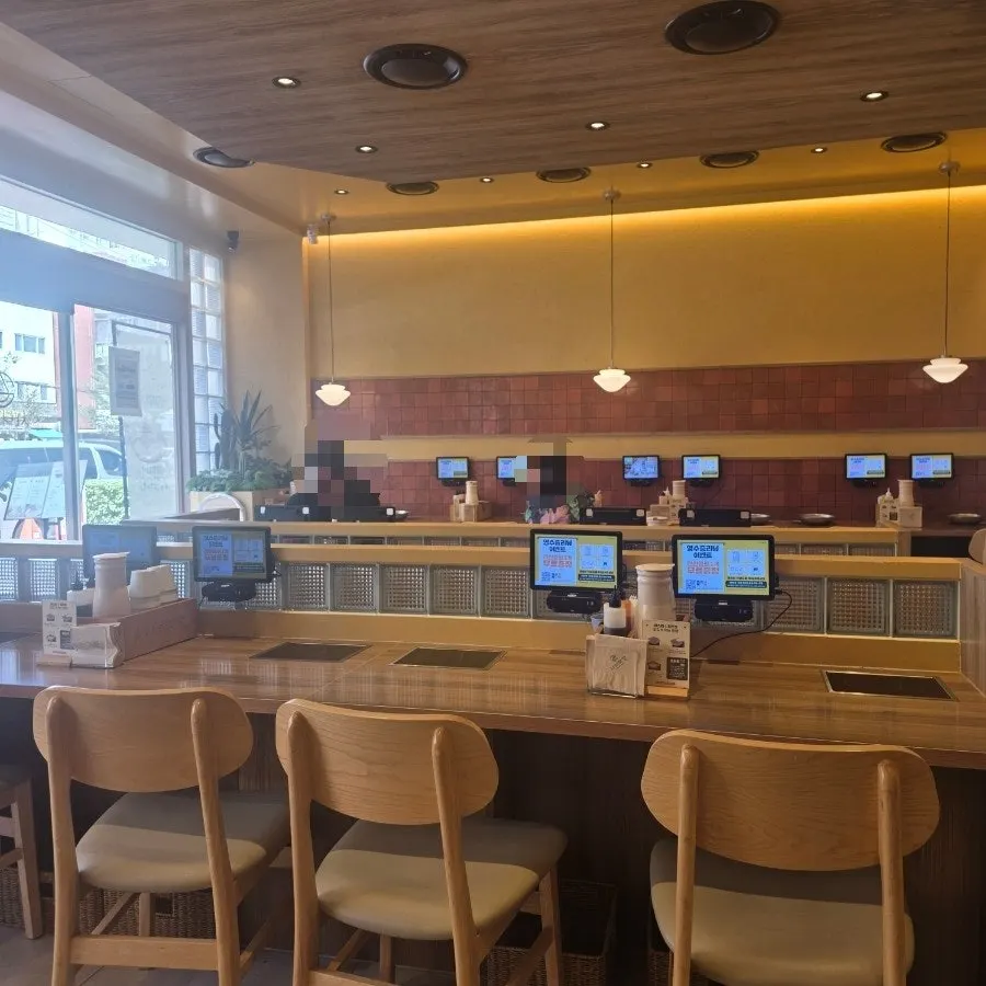 The spacious, neatly arranged dining hall at Shabu Torang Jang-an branch