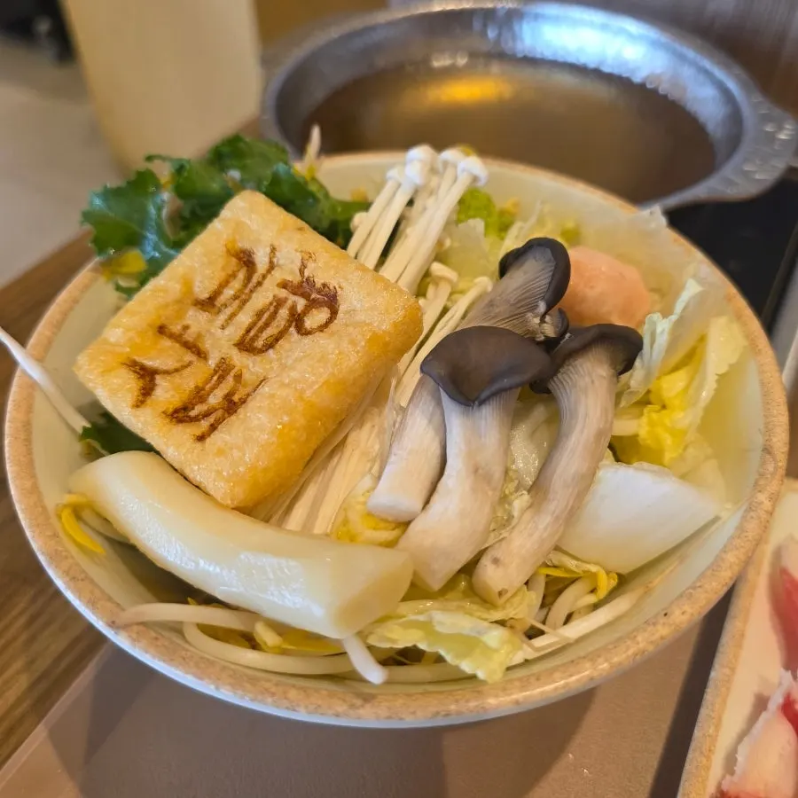 A plate of mixed toppings vegetables