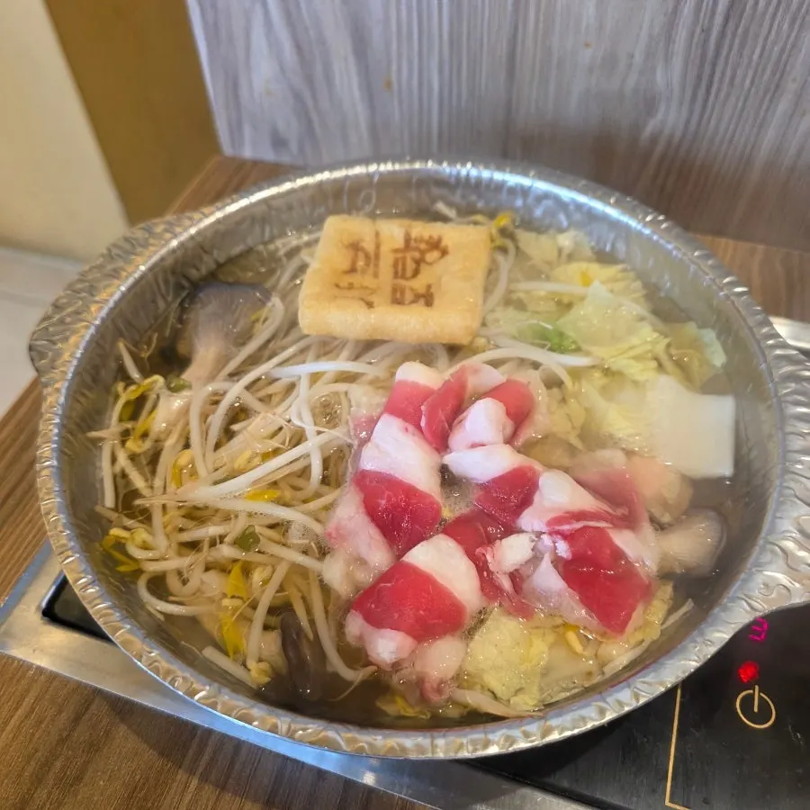 Napa cabbage, bean sprouts, mushrooms, rice cake, fish cake and meatballs