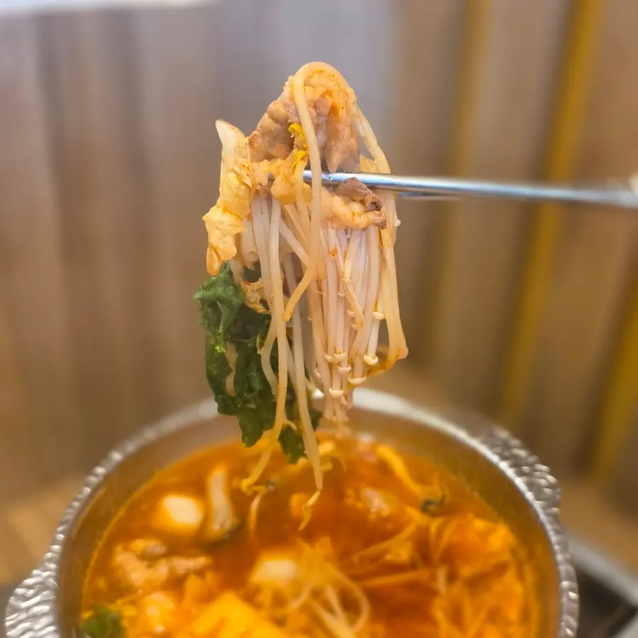 Shabu-shabu meat dipped in soy-based sauce