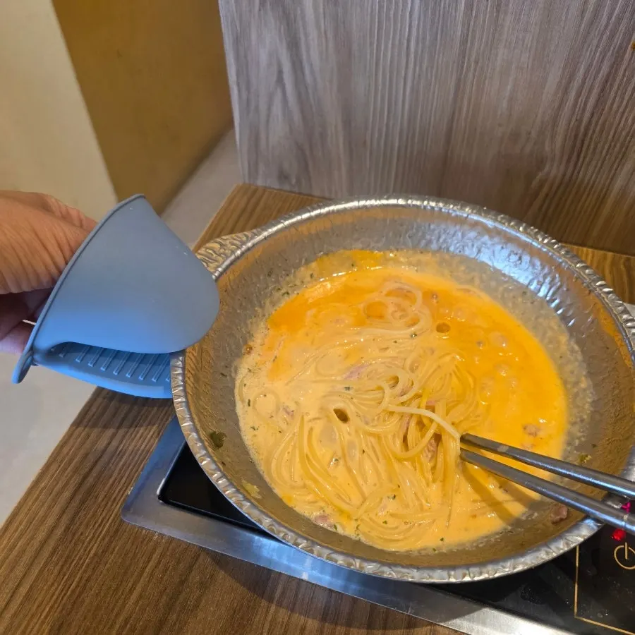 Adding pasta ingredients into the leftover basic broth