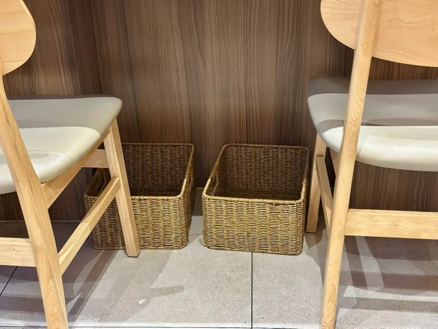 Seating arrangement with individual pots set out