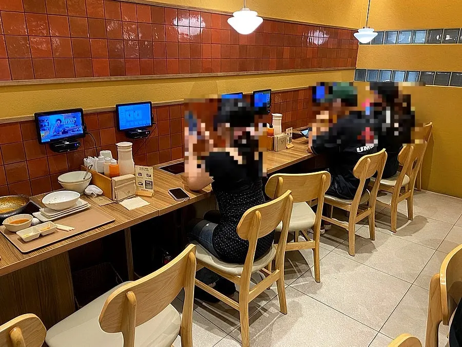 혼밥하기 좋은 1인 테이블이 놓인 매장 내부
