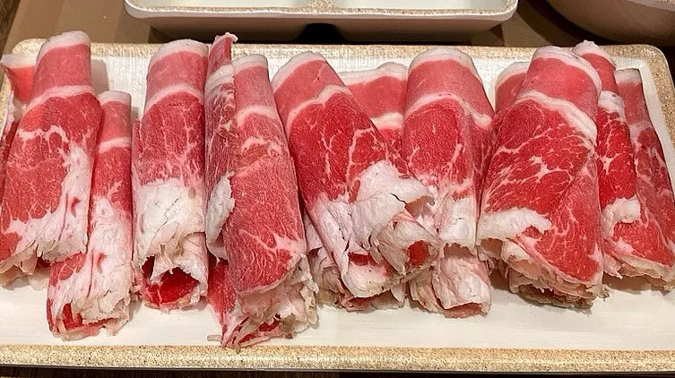 얼큰 샤브 우삼겹 고기 접시