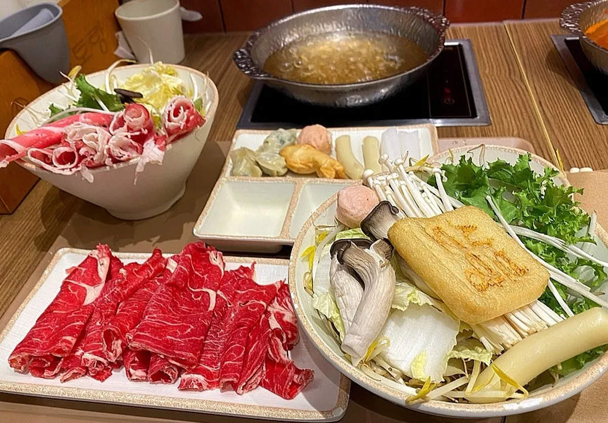 Mesa completa del shabu-shabu con caldo básico