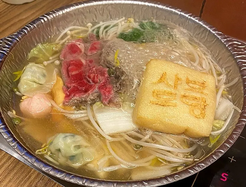 기본 육수 냄비에 재료를 넣고 끓이는 모습