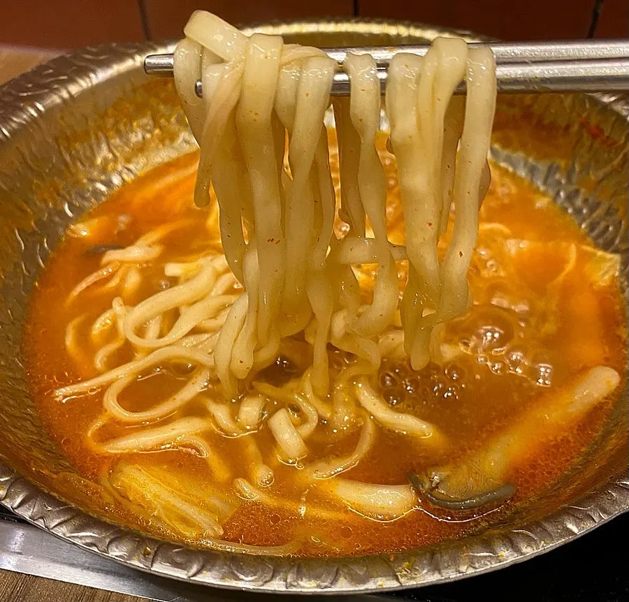샤브샤브 육수에 넣어 끓인 칼국수
