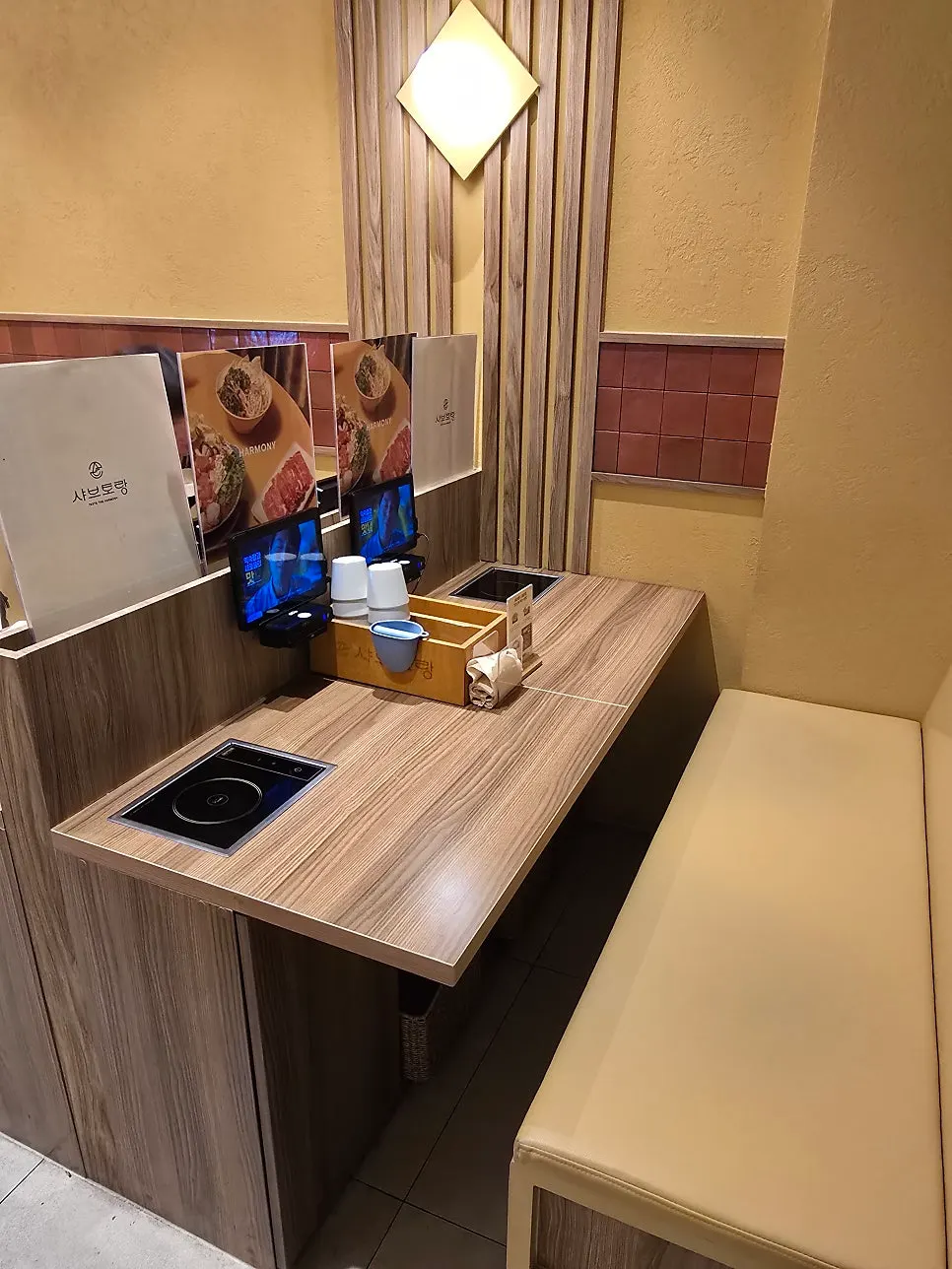 Interior where solo shabu-shabu orders are possible