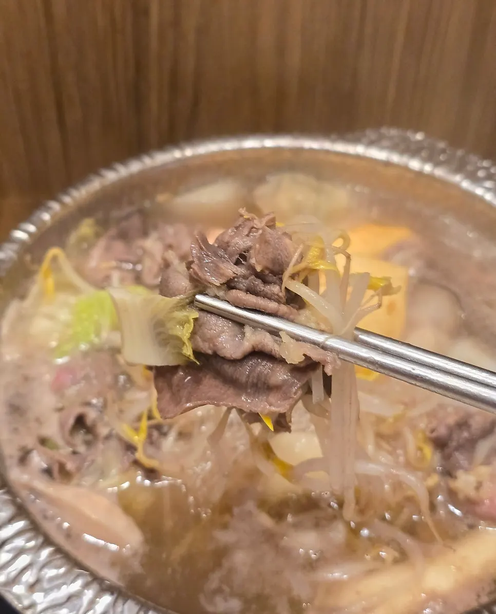 Basic shabu-shabu simmered with fresh sujebi noodles