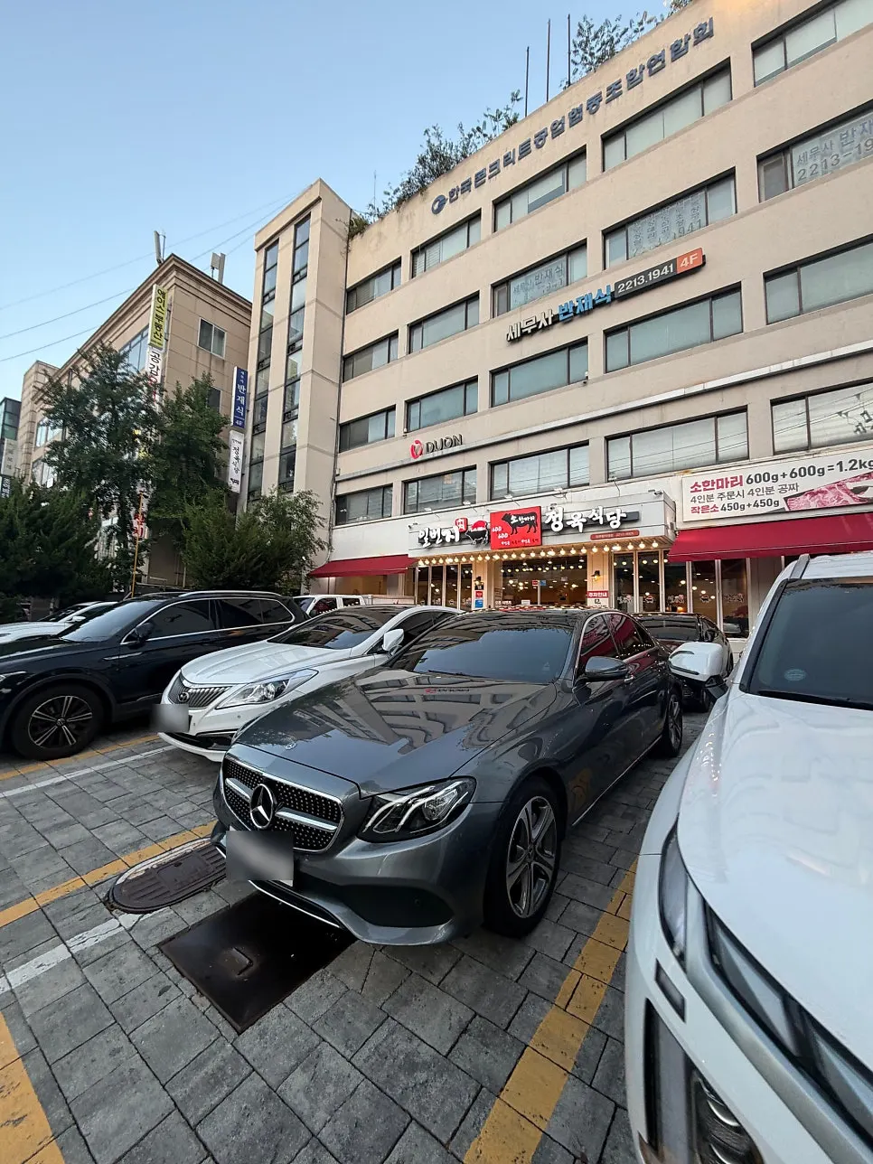 Exterior of Ilbeonji Jeongyuk Sikdang near Janghanpyeong Station