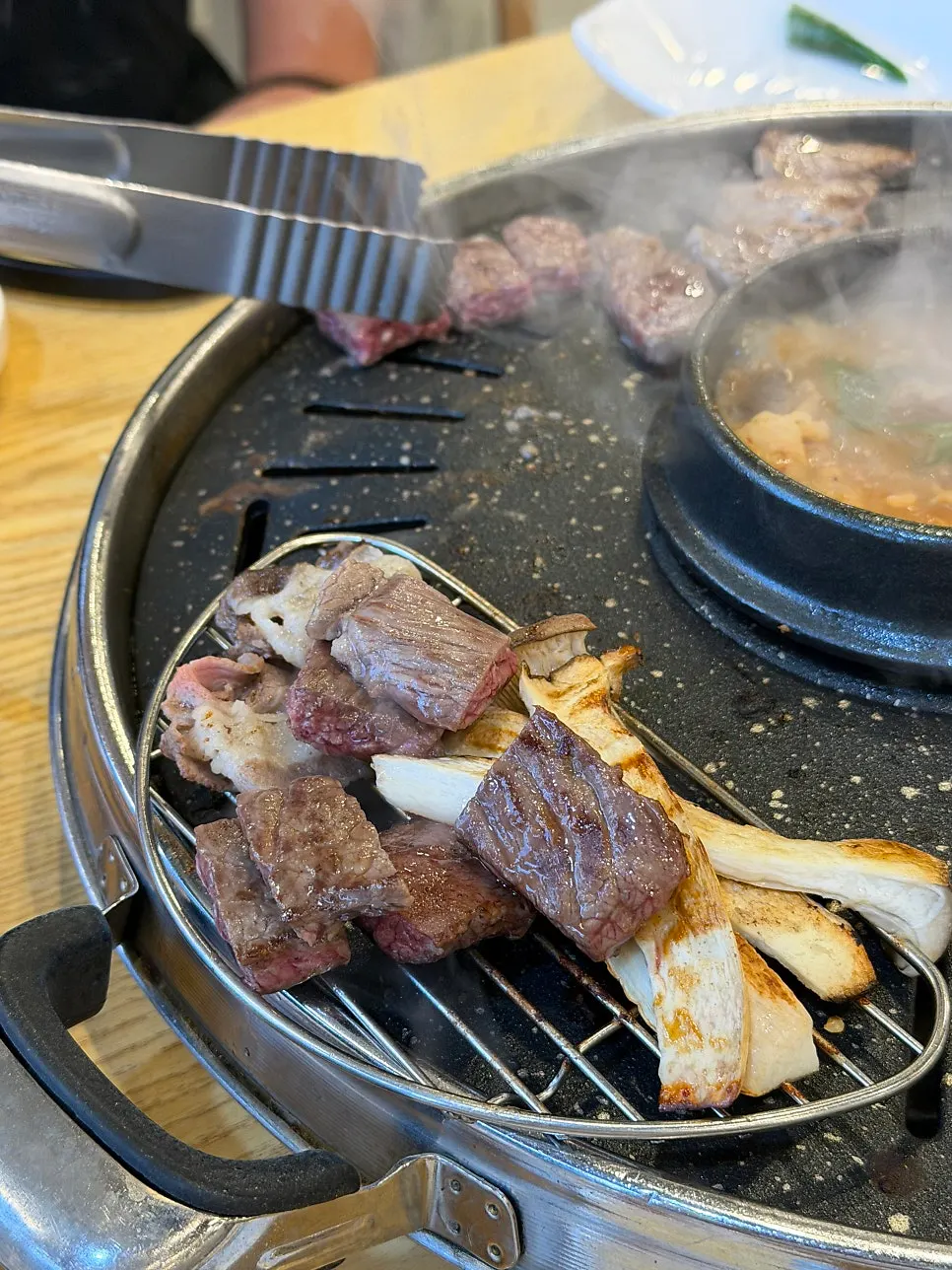 Grilled beef served with seasoned scallions