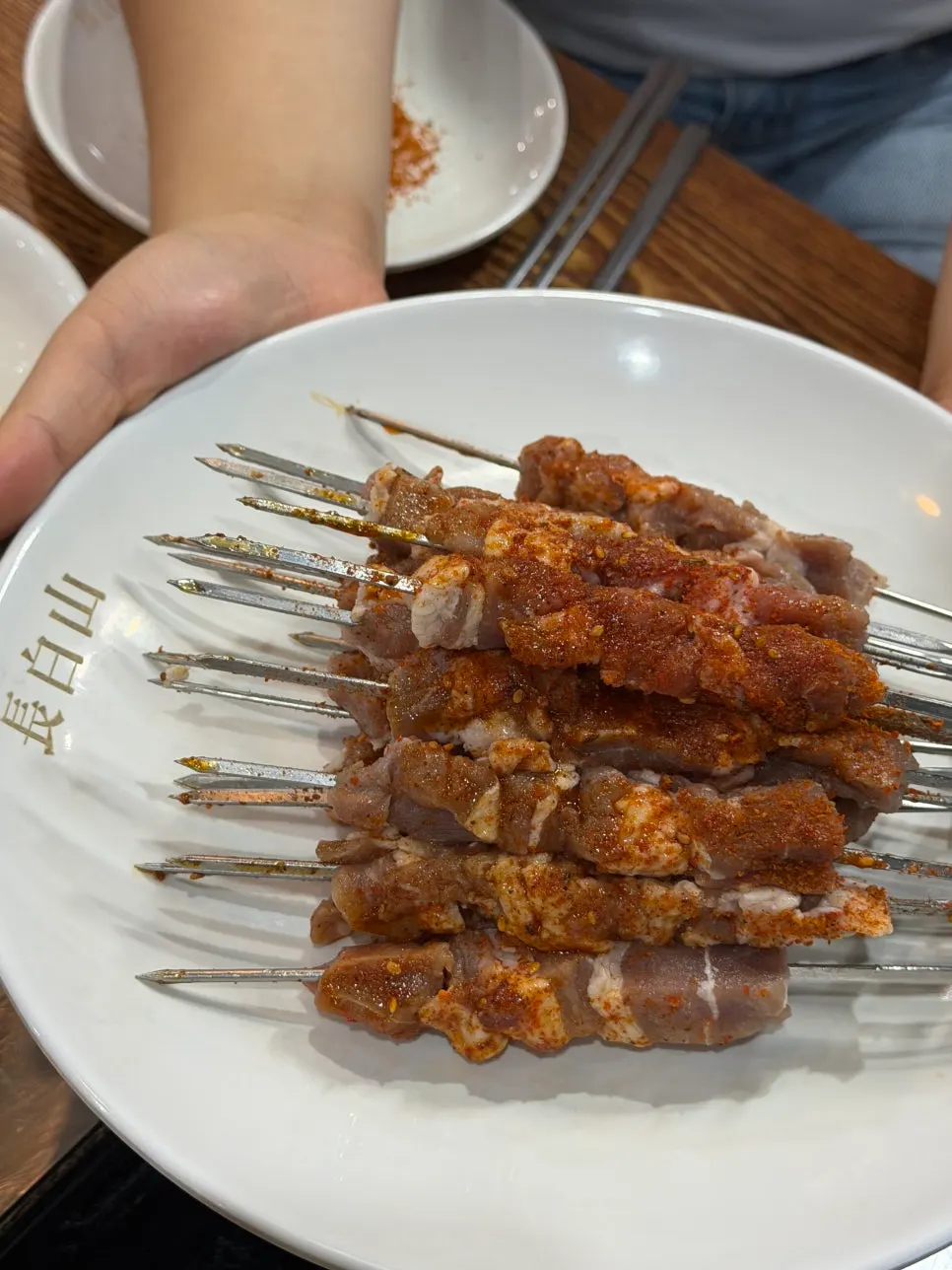 불판 위에서 익어가는 양꼬치