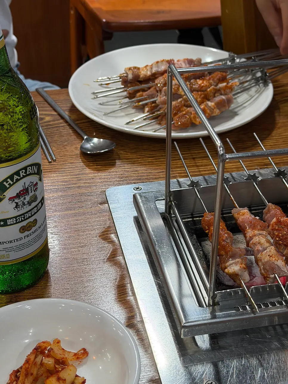 노릇하게 구워지는 양꼬치 클로즈업