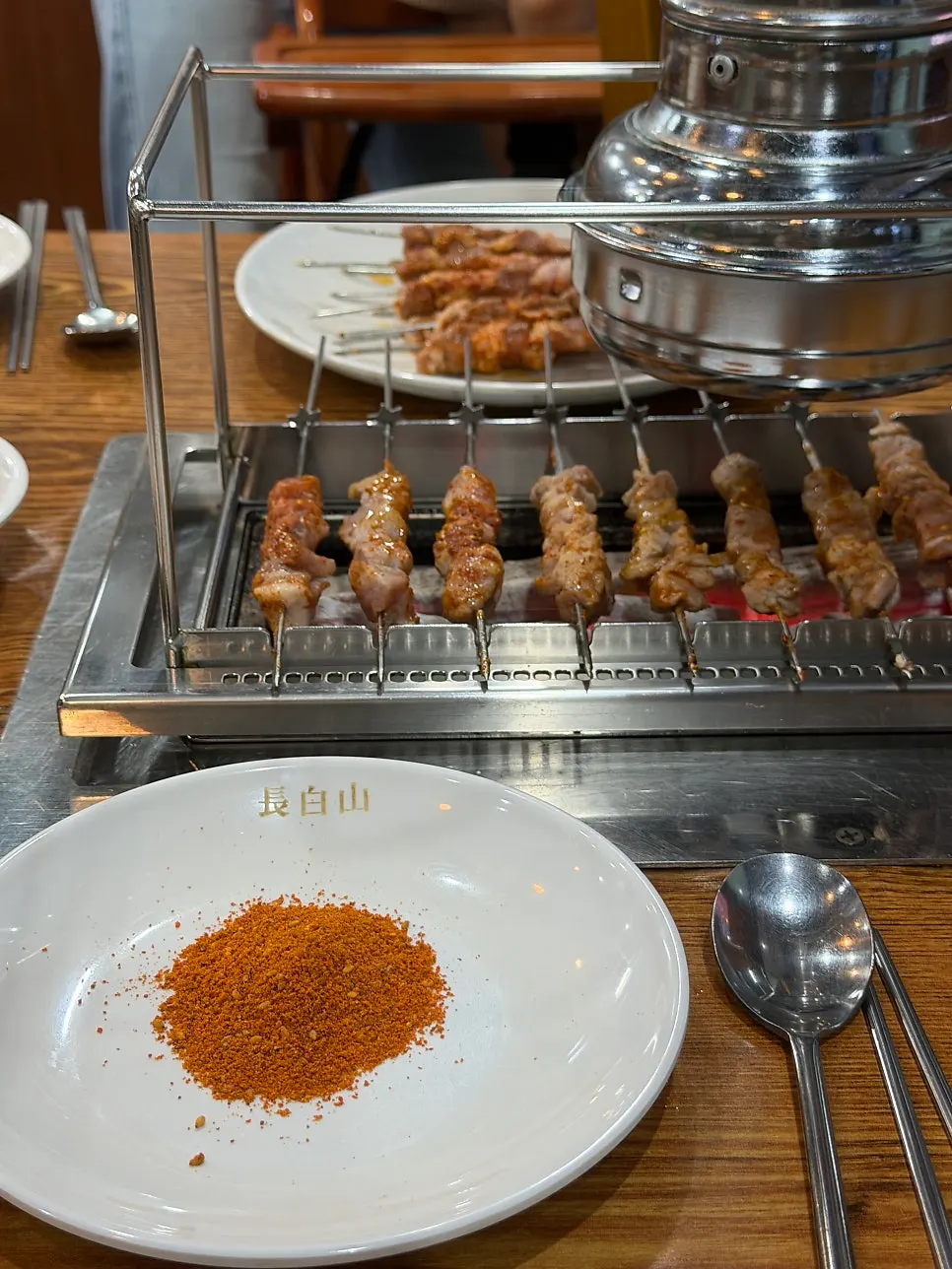 쯔란 향신료를 찍은 양꼬치