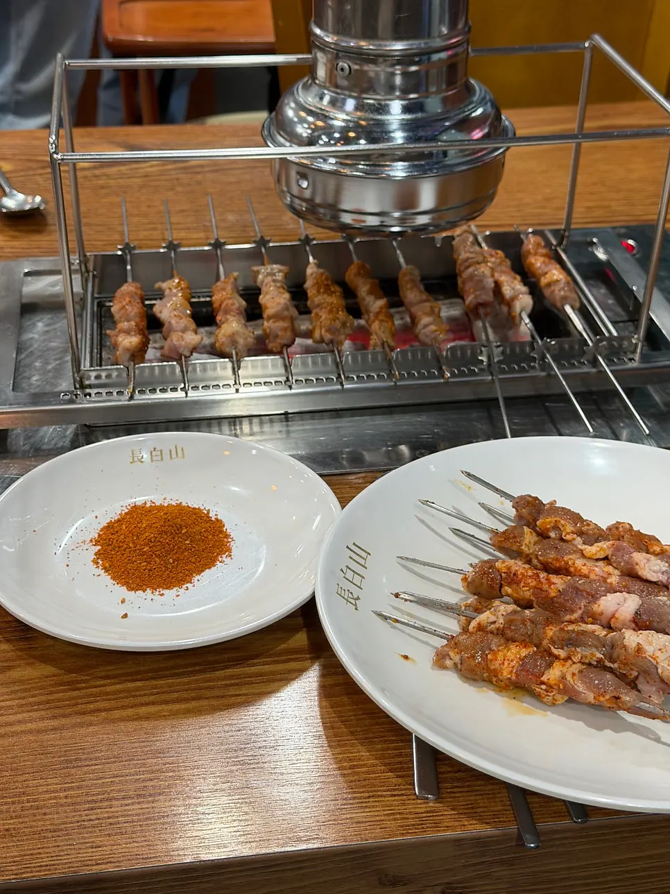 쯔란 가루에 묻힌 양꼬치 한 점