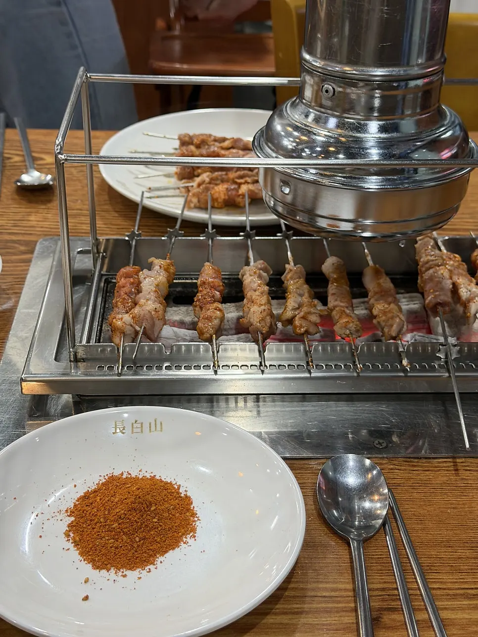 향신료와 함께 먹는 양꼬치