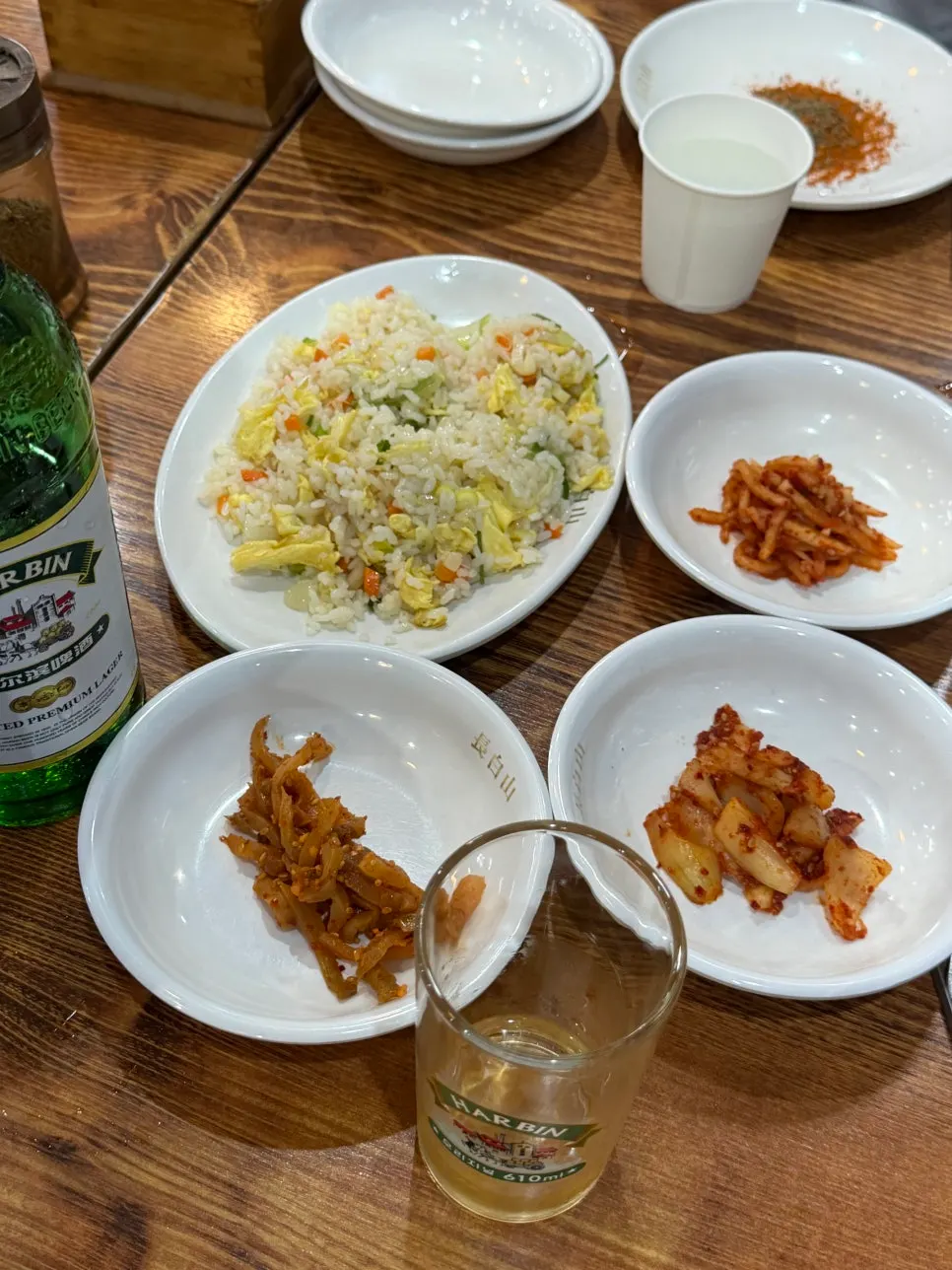 계란볶음밥에 양꼬치 한 점 올린 조합