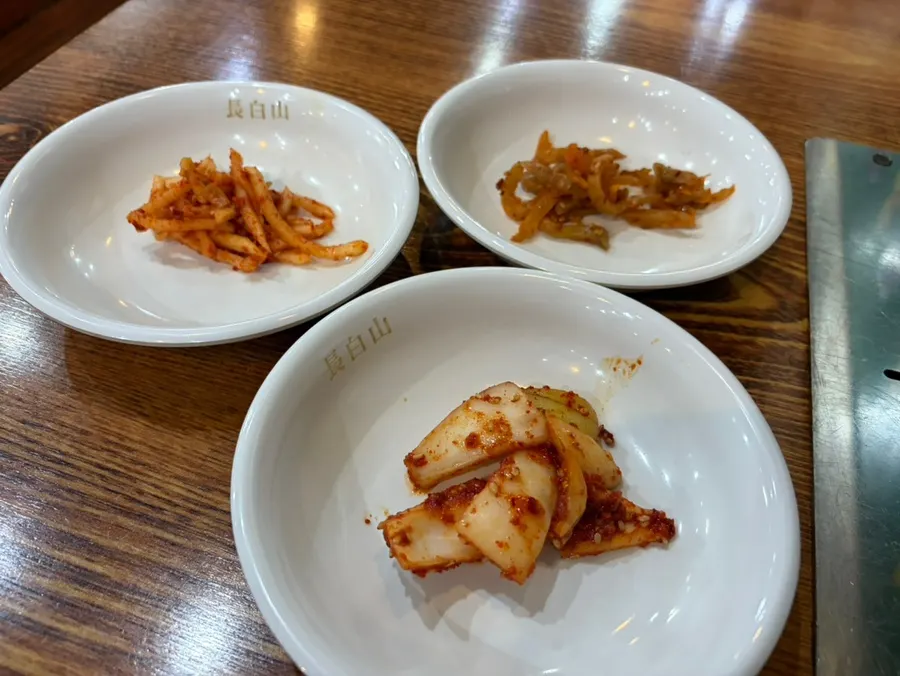 Full first-floor dining hall of Jangbaeksan Yangkkochi on a weekday evening