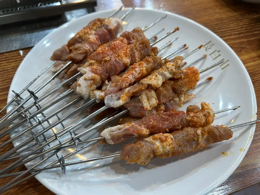 Plate of 20 seasoned lamb skewers