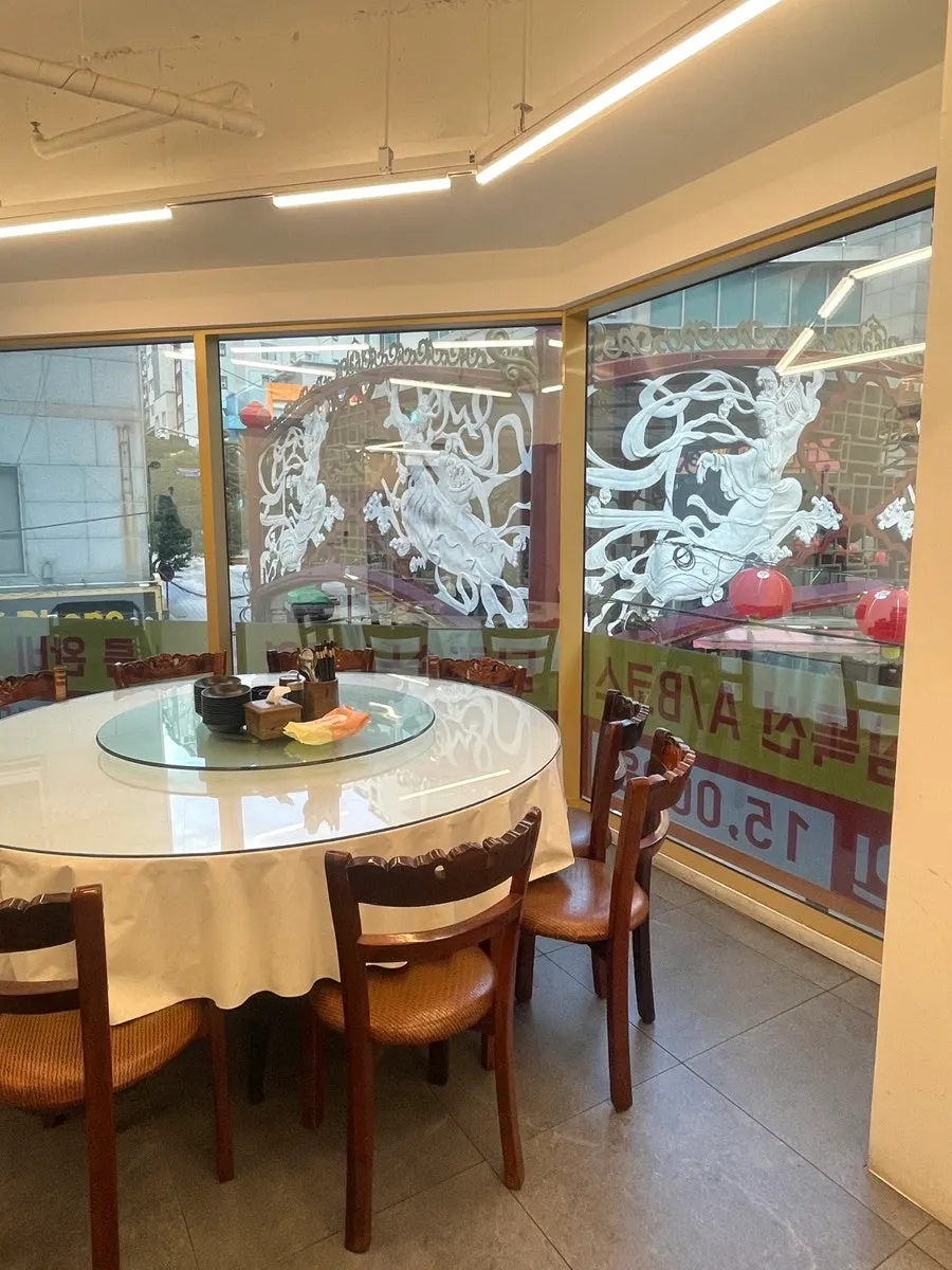 Group seating at Jangchunhyang with a Chinatown view