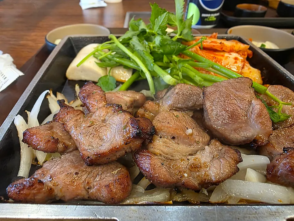 무쇠 철판에 담긴 구운 듀록 목살