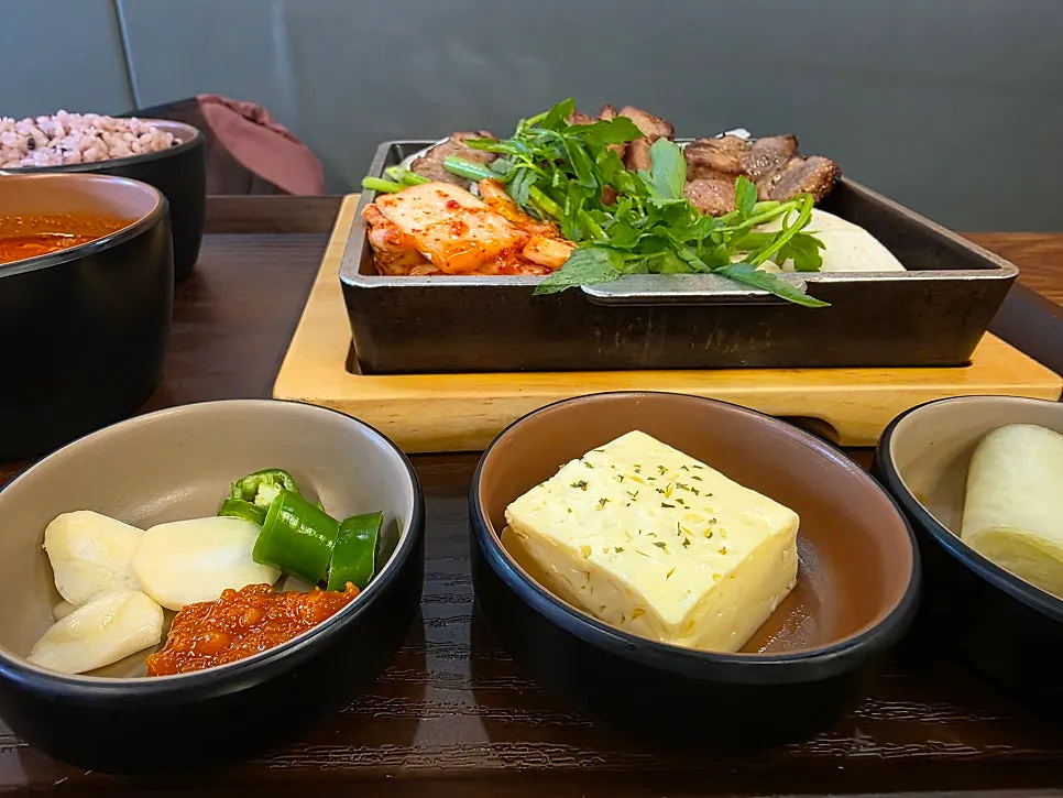 계란찜과 찌개를 포함한 기본 상차림