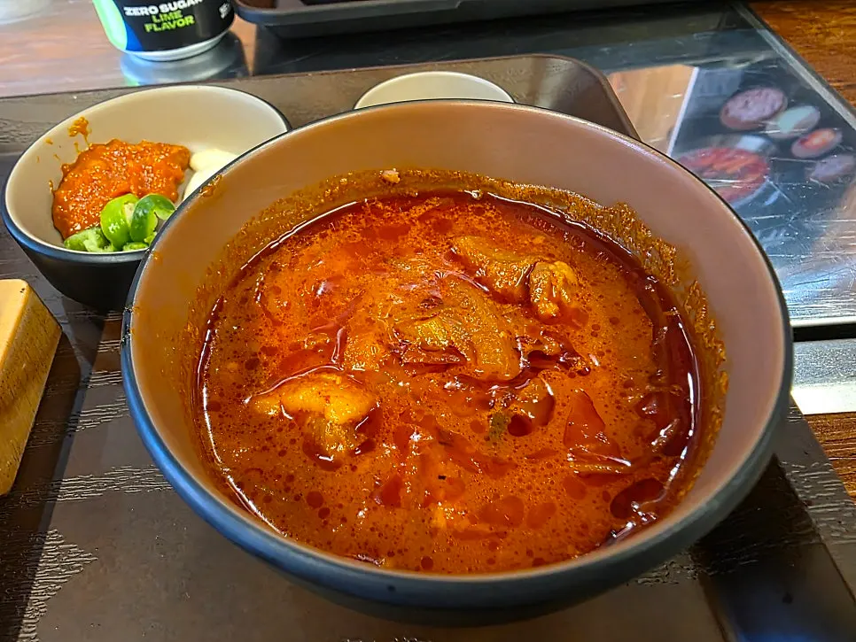 붉은빛의 얼큰한 뚝배기 찌개