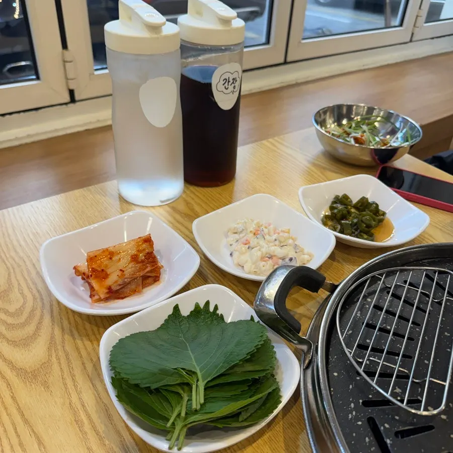 고기 먹을 준비가 된 테이블 세팅