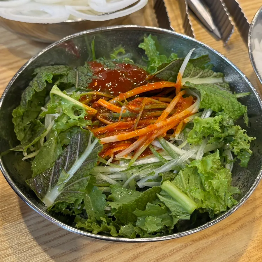 불판 중앙에서 끓는 무한리필 된장찌개