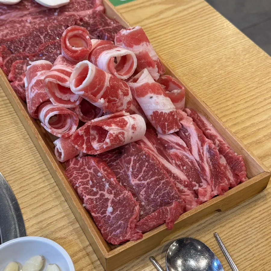 작은 소 한 마리 소고기 한 판