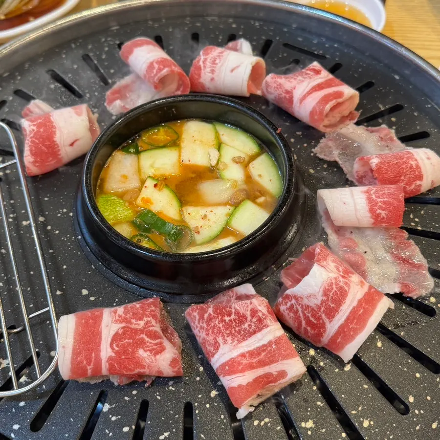 불판에 올린 우삼겹