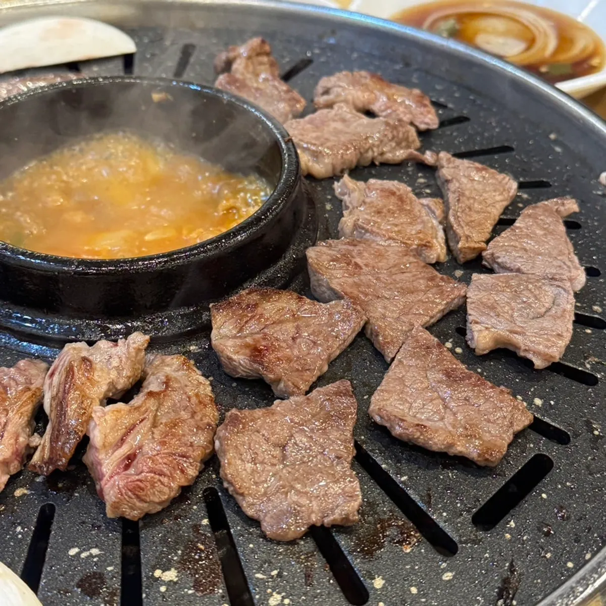 불판에서 구워지는 등심과 갈비