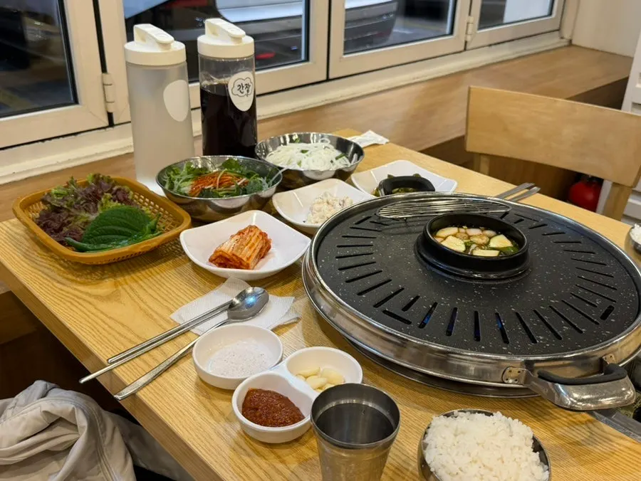 Beef barbecue side-dish setting