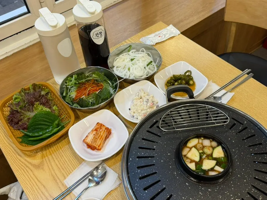 Grill and doenjang-jjigae table setting