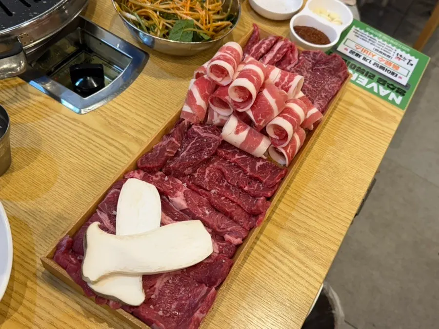 Generous 900g platter of six beef cuts near Janghanpyeong Station