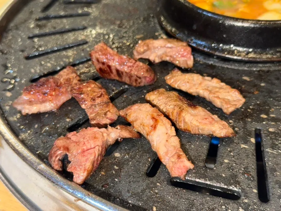 Grilled beef in several cuts