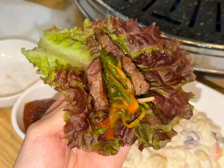 Beef lettuce wrap with seasoned scallions