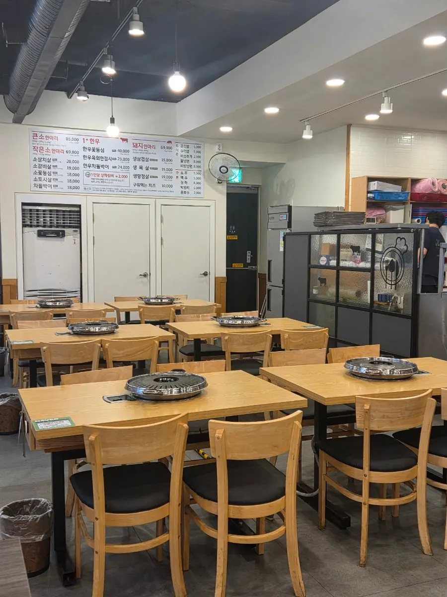 일번지정육식당 장한평점 매장 입구 주변