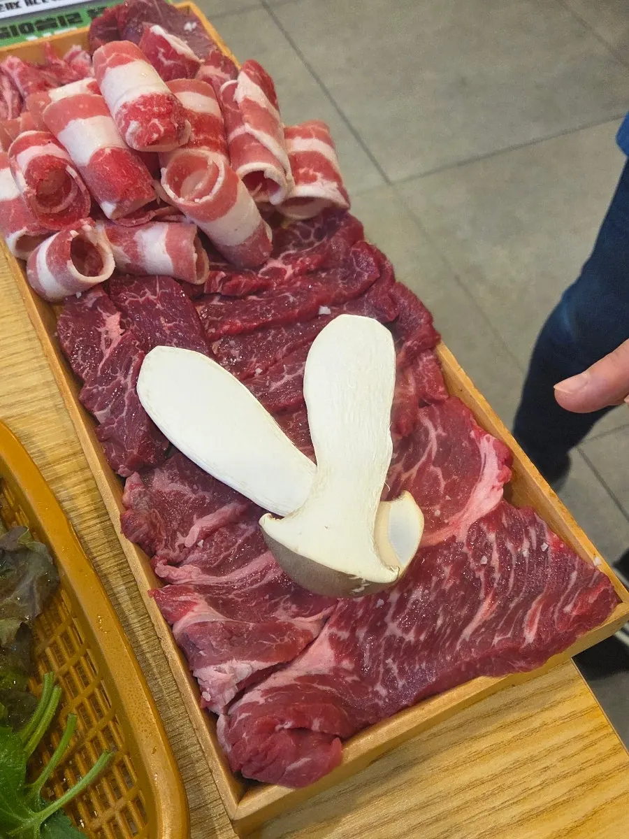 테이블에 차려진 기본 반찬 세팅