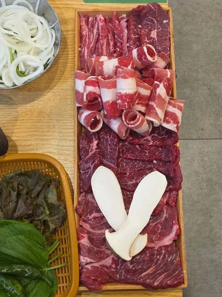 불판 가운데 올려진 된장찌개 냄비
