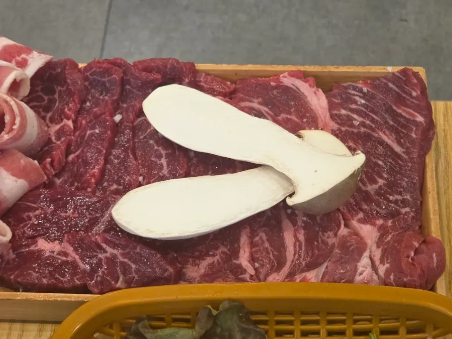 반찬과 쌈 채소가 놓인 테이블 전체 모습
