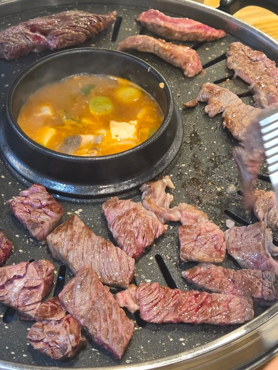 쫀득한 식감의 토시살 굽는 모습