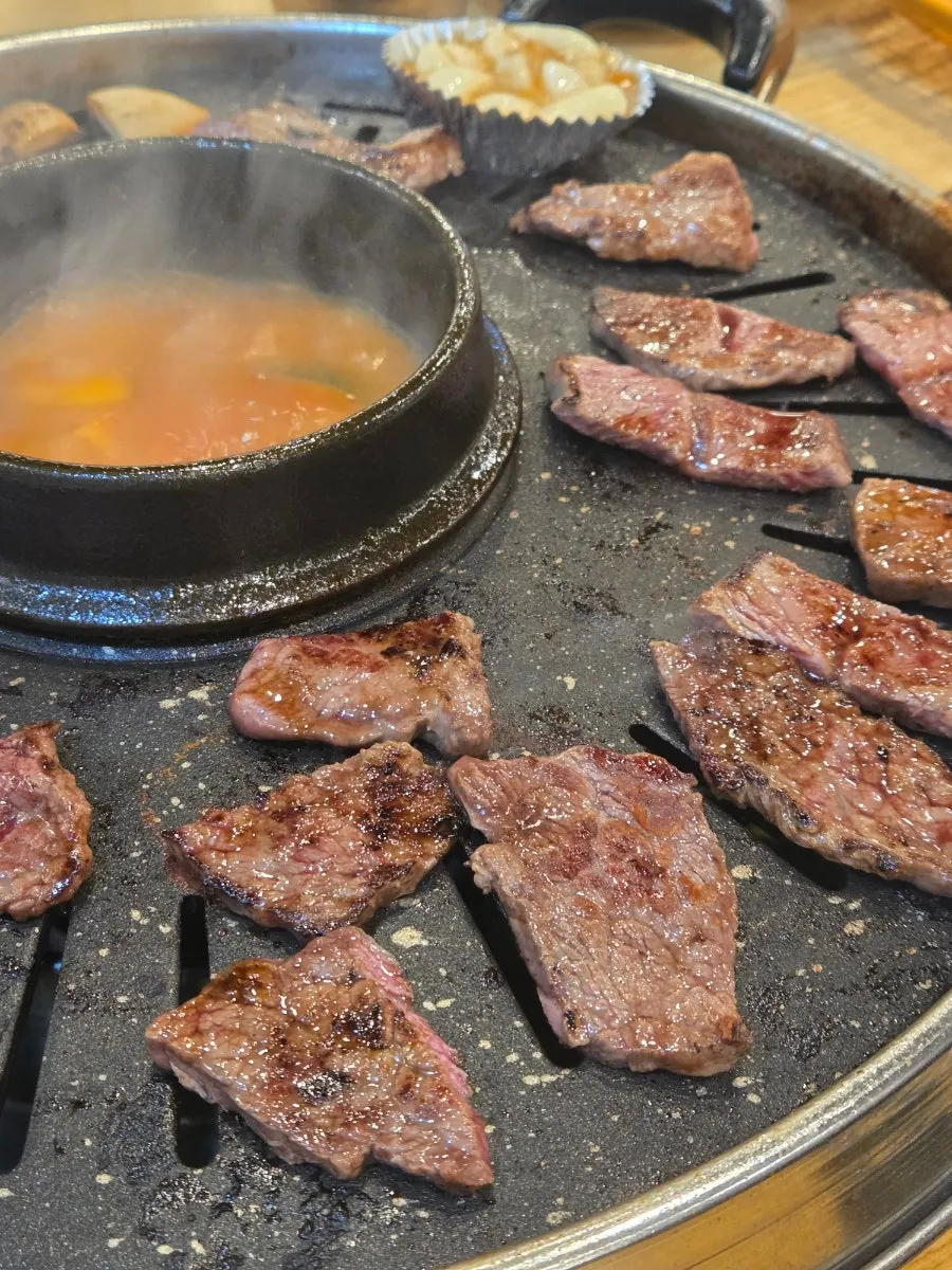 마블링이 들어간 우삼겹 굽는 장면