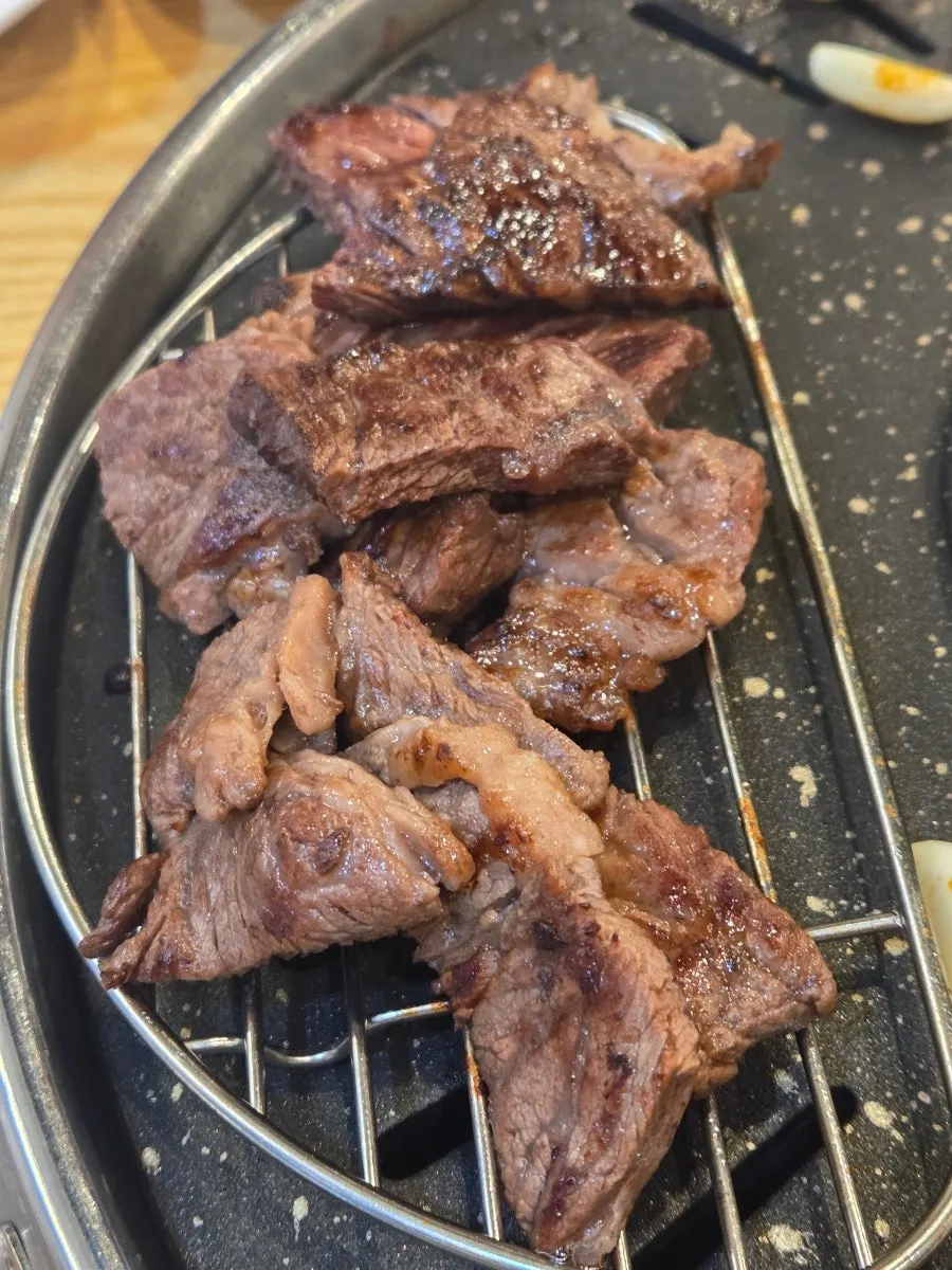 부위별로 나눠 구운 소고기 불판