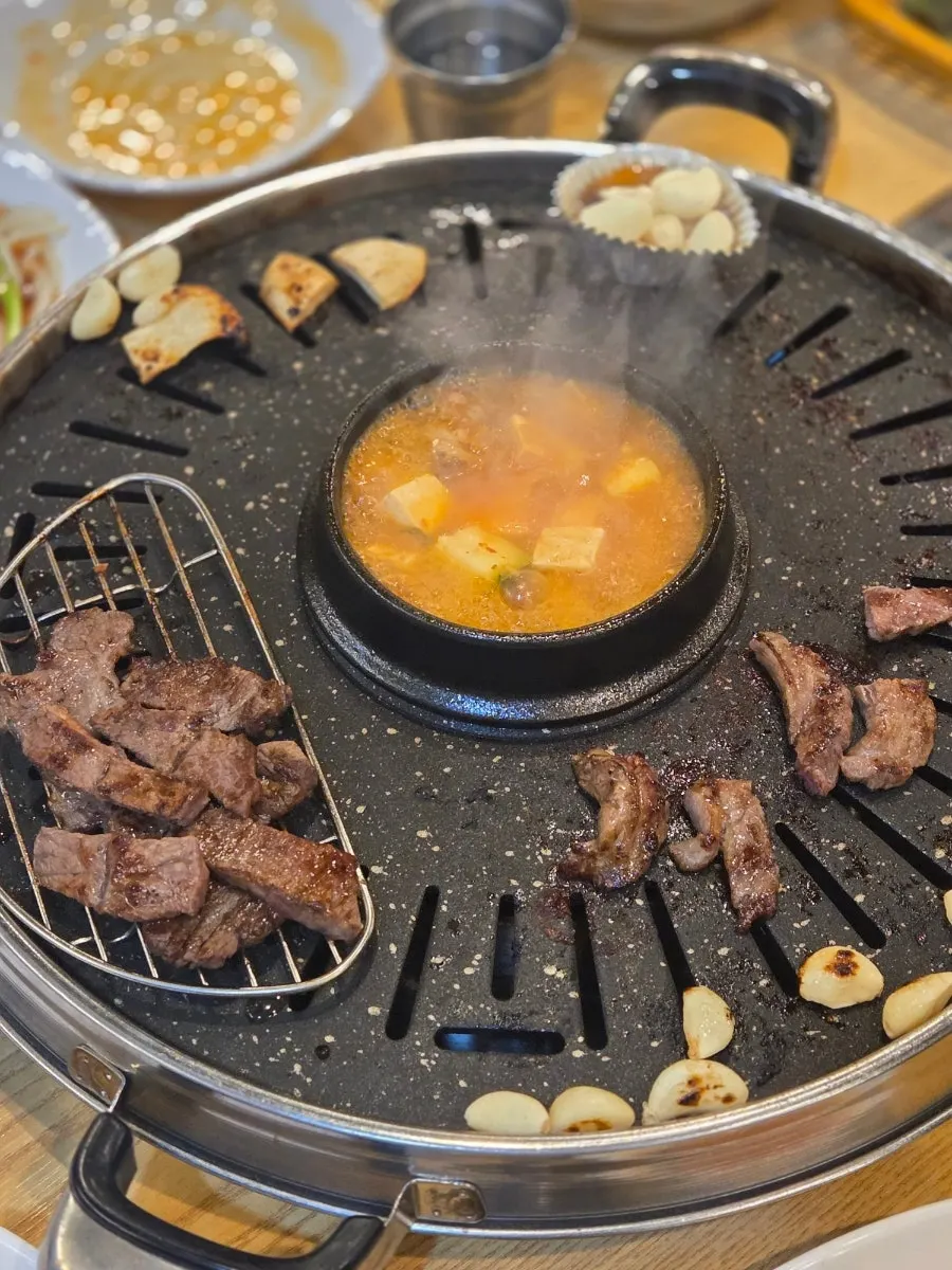 불판 위 버섯과 참기름에 구운 마늘