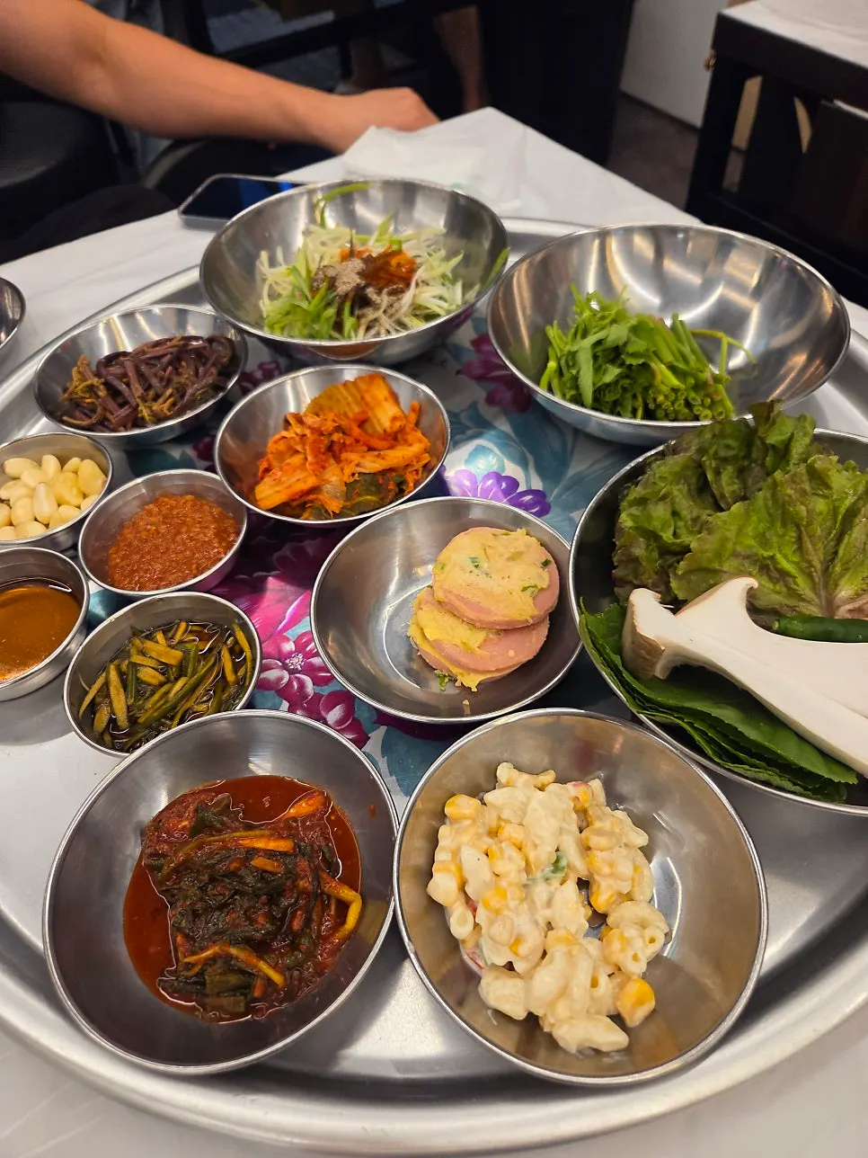 파김치와 배추김치가 놓인 장흥집 반찬 상차림